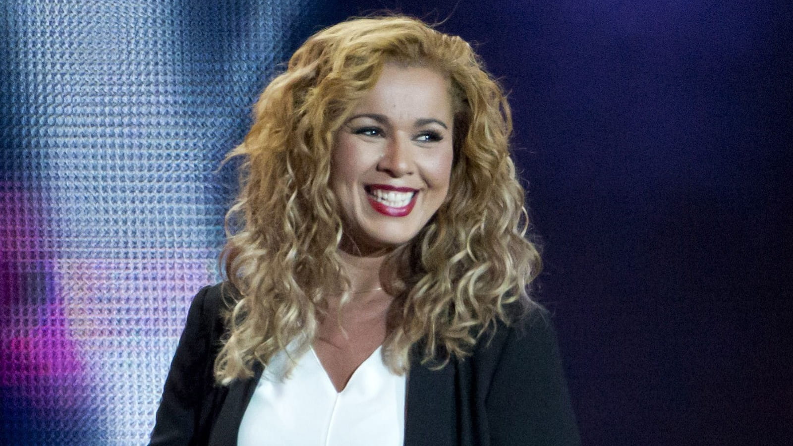 Cheveux bouclés et son rouge à lèvres rouge 
