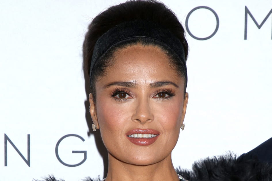 Les cheveux bruns et le headband de Salma Hayek