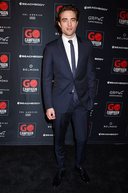 Robert Pattinson en costume marine à rayures tennis