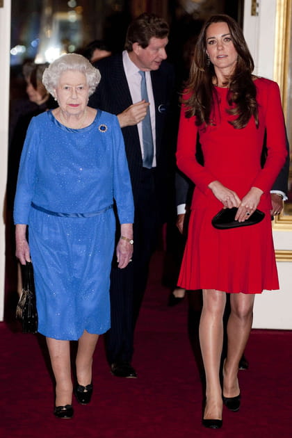 La reine Elizabeth II en robe droite bleue