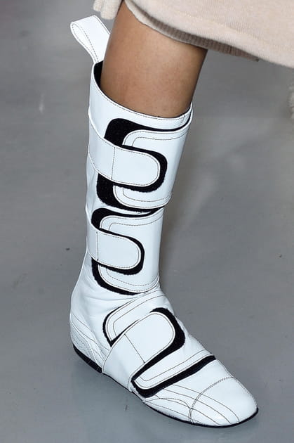 Les bottes blanches r&eacute;tro-futuristes du d&eacute;fil&eacute; Paco Rabanne