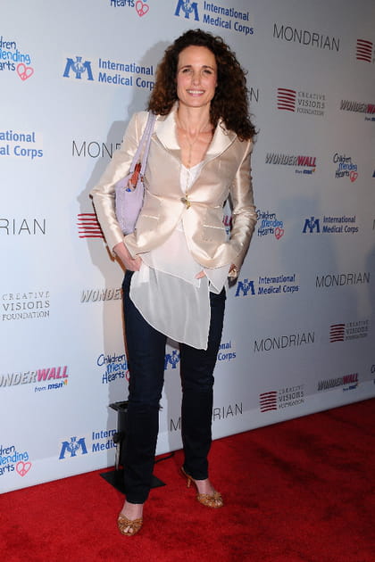 Andie MacDowell en blazer dor&eacute;