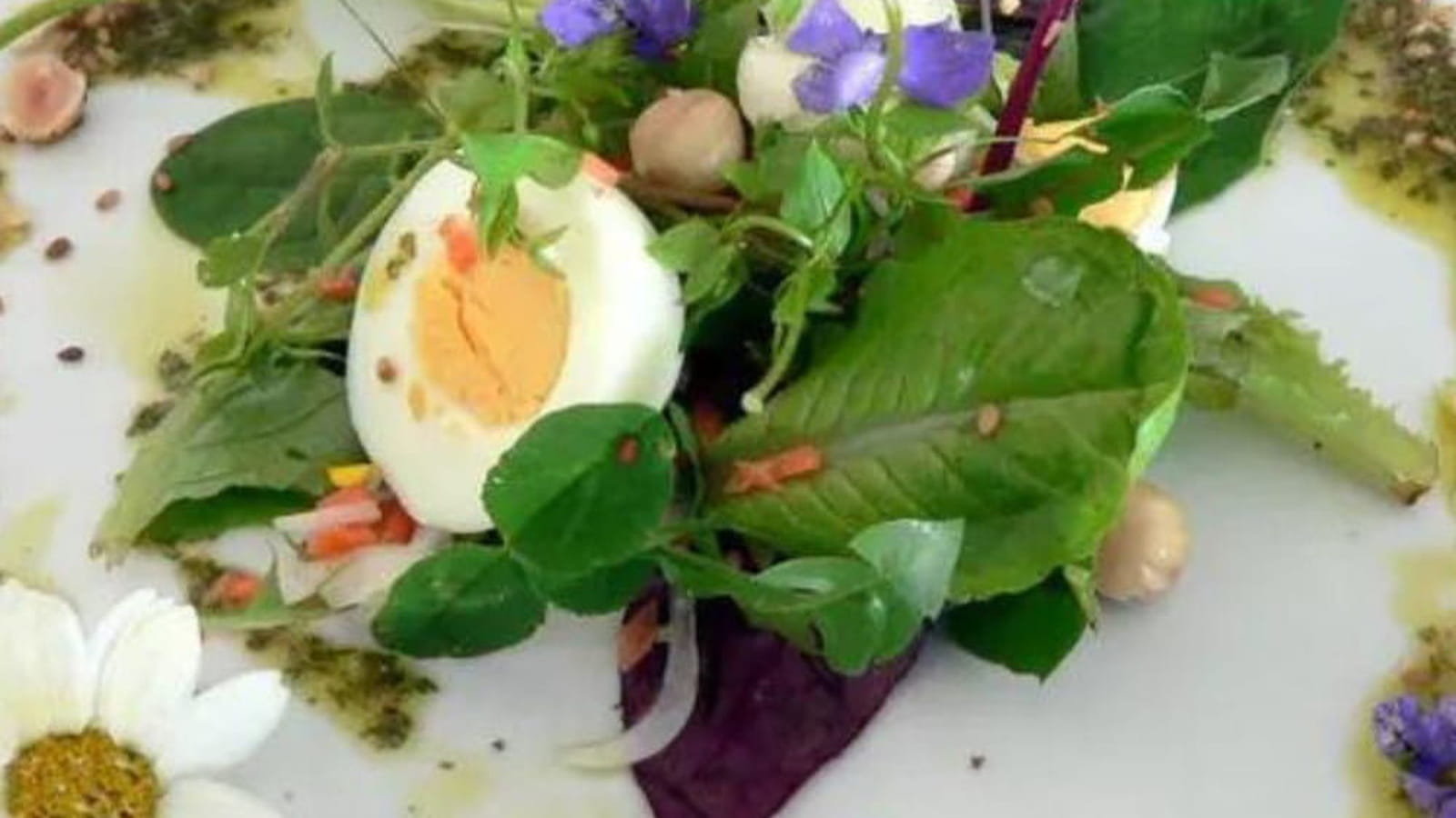 Salade aux fleurs de printemps