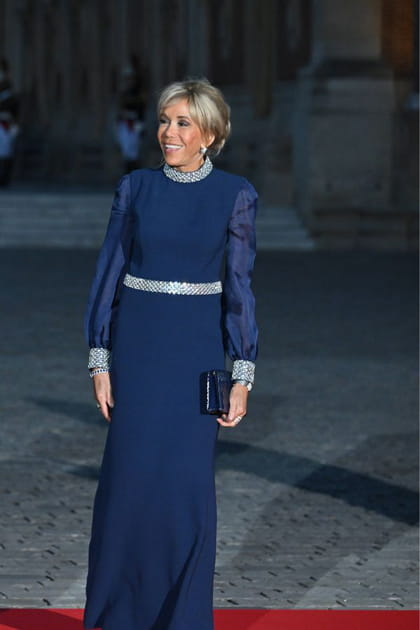 Brigitte Macron en robe droite marine