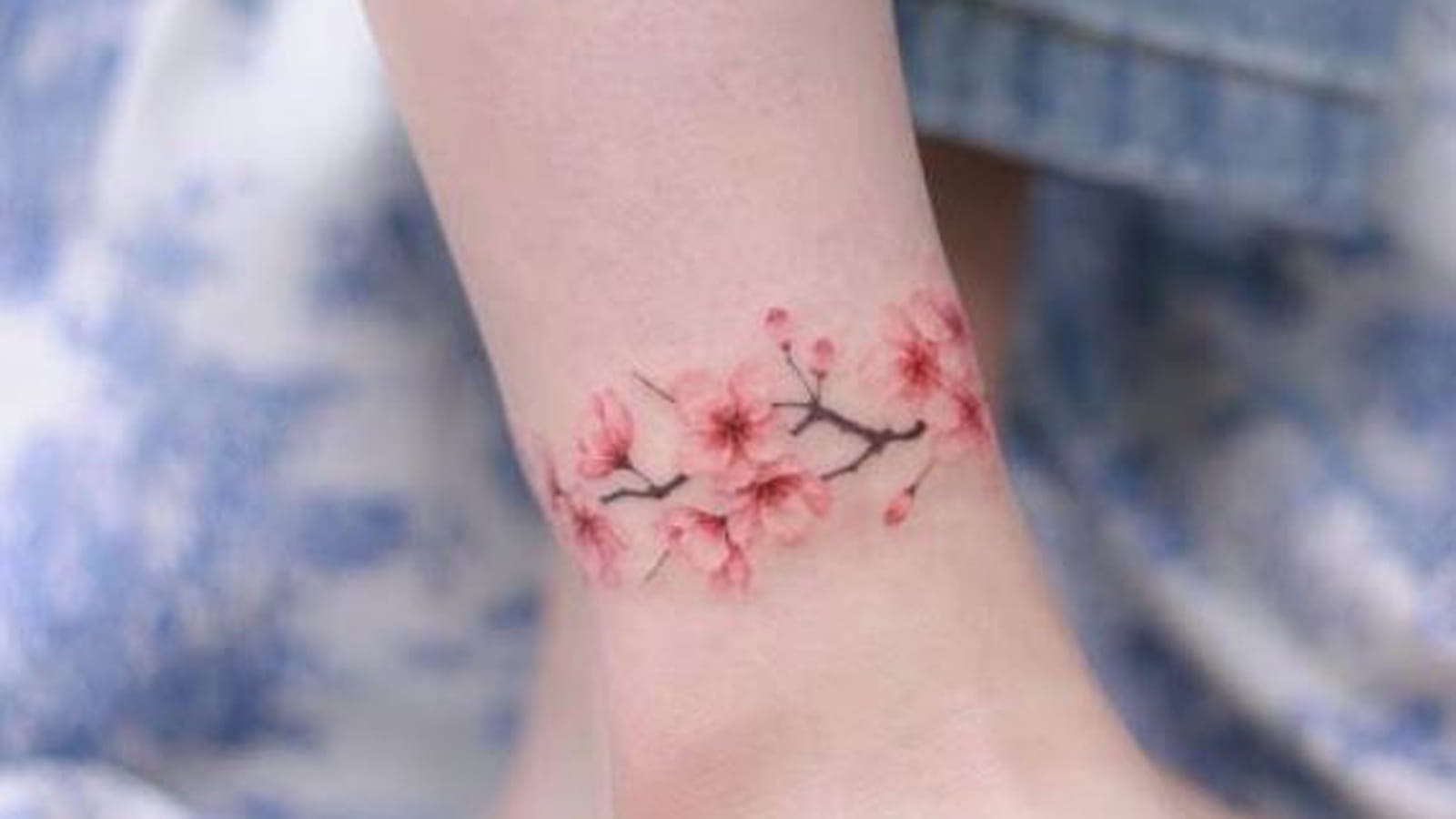 Bracelet de fleurs de cerisier autour de la cheville