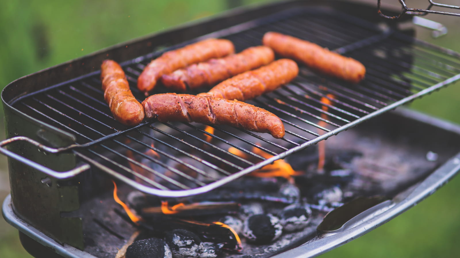Piquer les saucisses avant cuisson