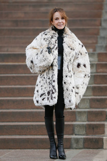 Philippine Leroy-Beaulieu en manteau de fausse fourrure au d&eacute;fil&eacute; Schiaparelli haute couture printemps-&eacute;t&eacute; 2024