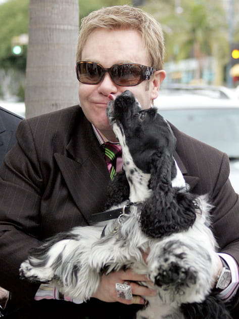 Elton John se fait lécher le visage