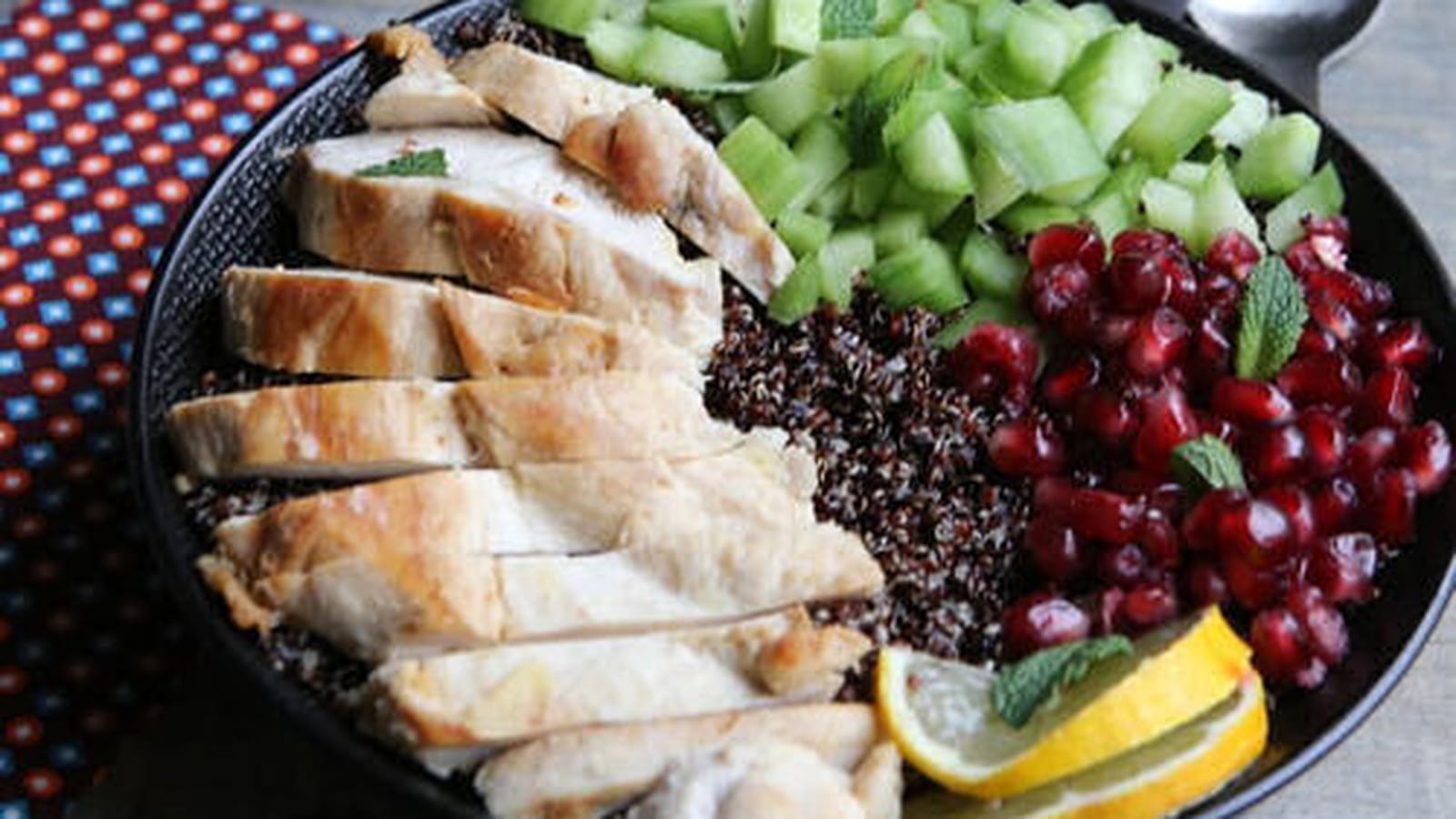 Bowl poulet quinoa concombre et grenade