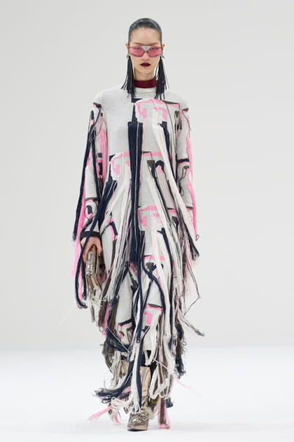 Robe pull multicolore &agrave; franges aper&ccedil;ue sur le d&eacute;fil&eacute; Ferrari