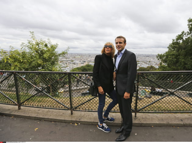 Le couple surplombe Paris