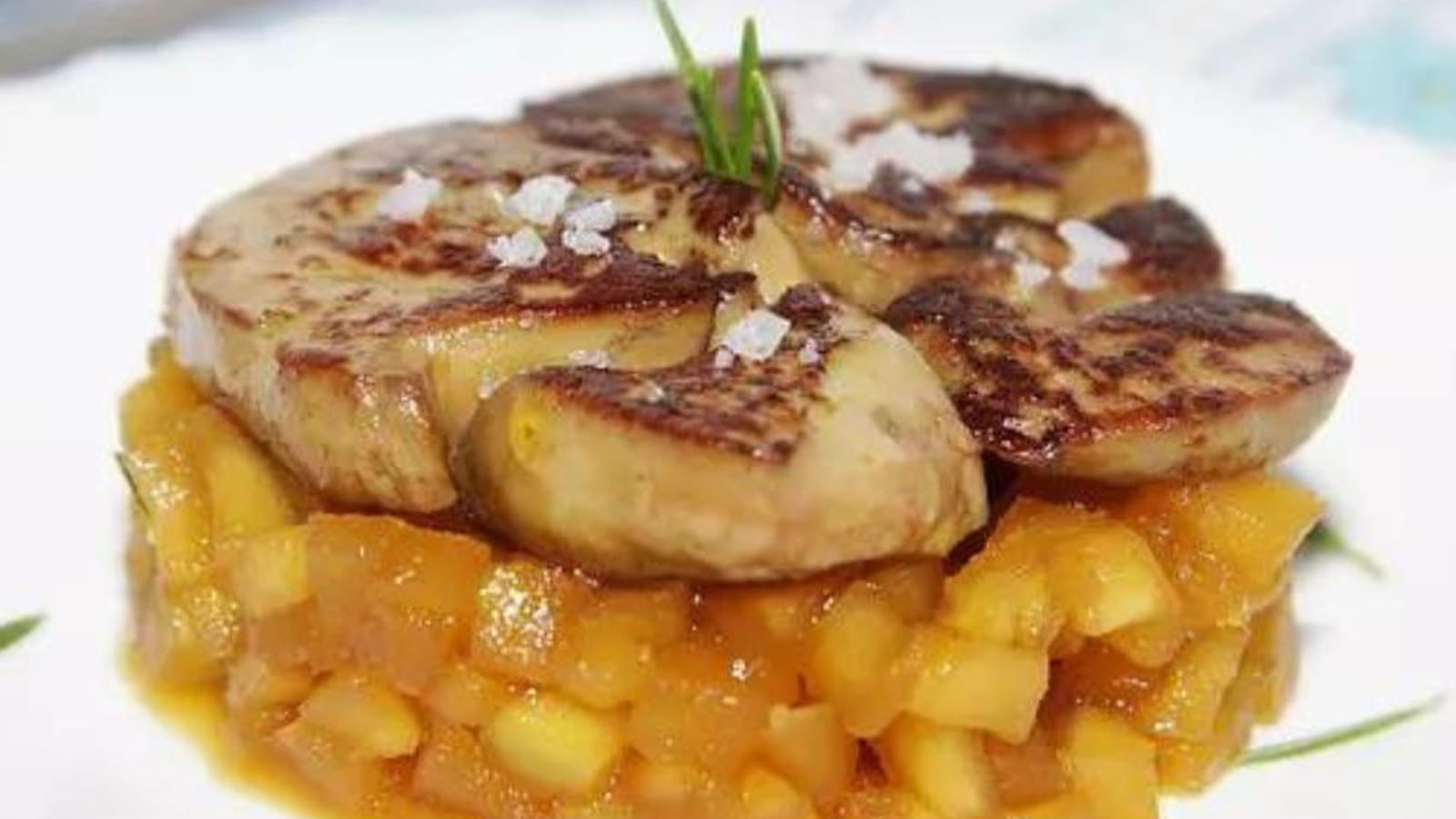 Foie gras poêlé, pommes caramélisées et romarin