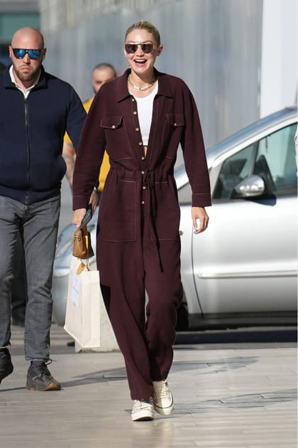 Gigi Hadid en combinaison aubergine