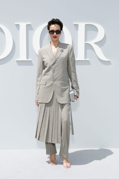 Farida Khelfa en blazer gris et pantalon à franges