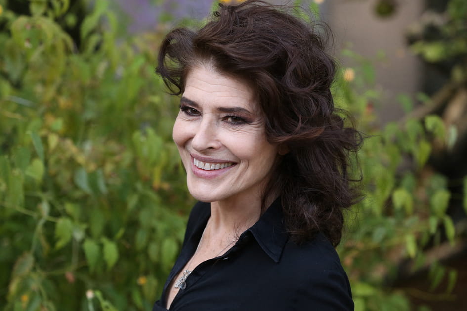 Les cheveux boucl&eacute;s distingu&eacute;s de Fanny Ardant