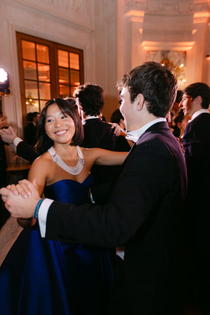 Jillian Chan entre dans la danse avec son cavalier Nikolas Manos au Bal des D&eacute;butantes