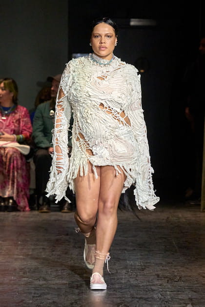 Robe textur&eacute;e &agrave; d&eacute;coupes aper&ccedil;ue sur le d&eacute;fil&eacute; Collina Strada