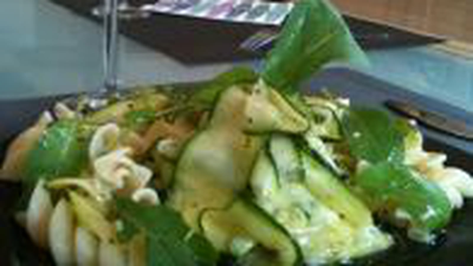 Courgettes crues marinées, fusilloni et ricotta