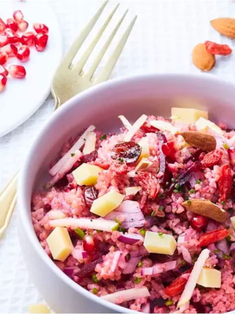 Taboul&eacute; rouge betterave, baies de goji, pommes vertes et d&eacute;s d'Emmentaler