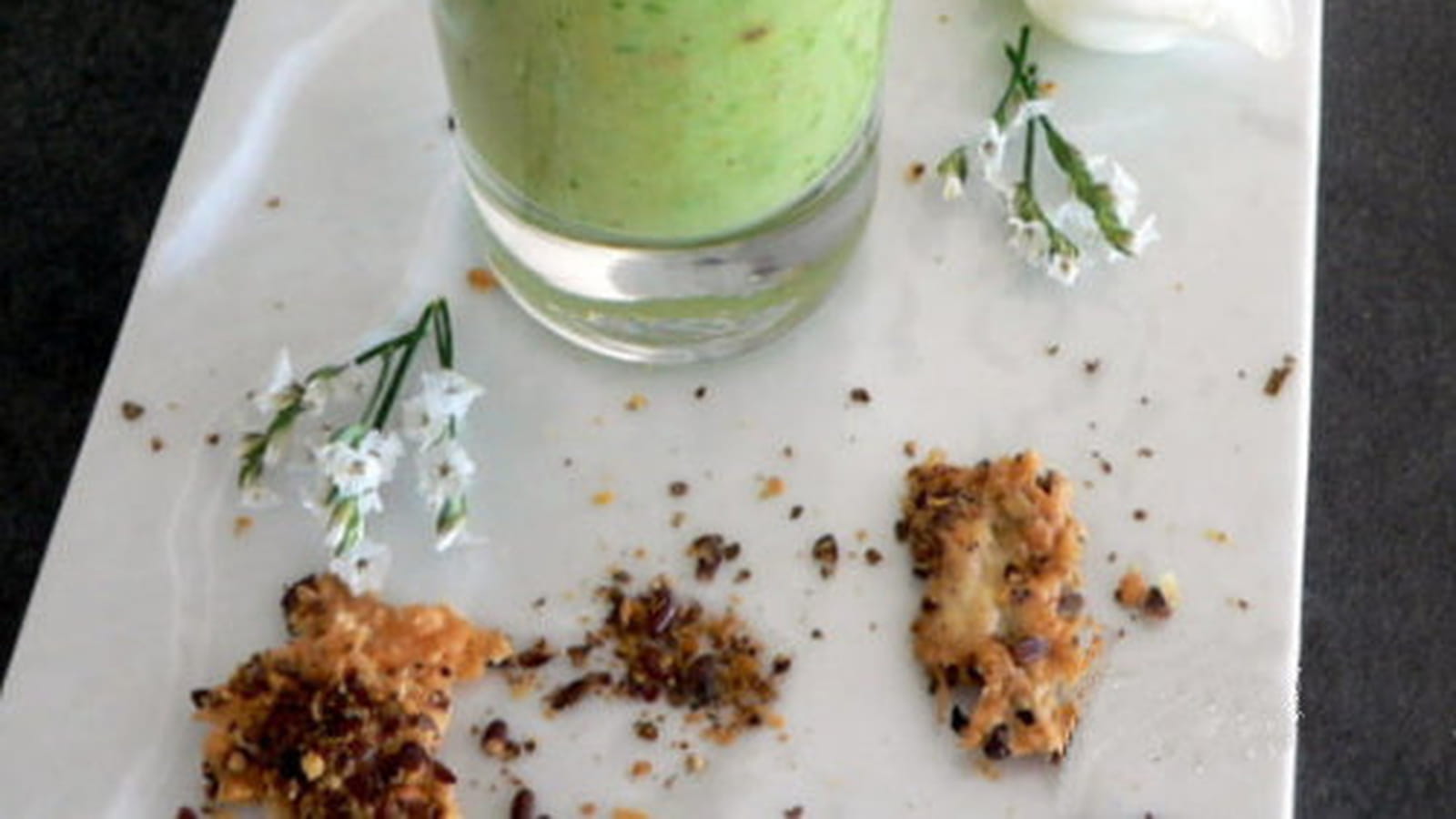 Gaspacho glacé à la tomate verte et sa tuile aux petites graines