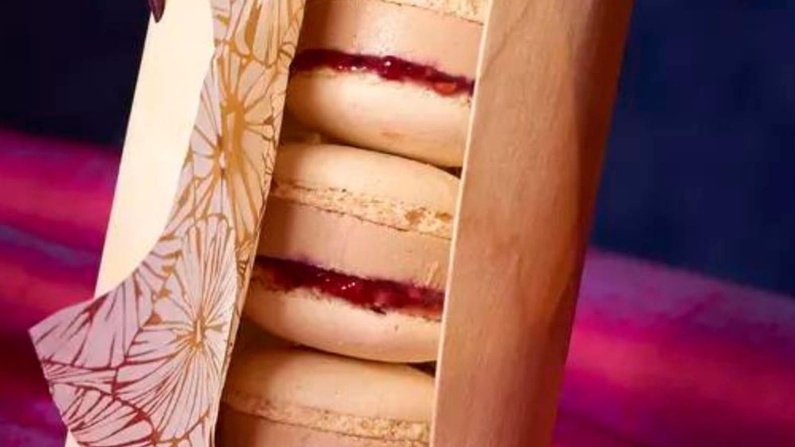 Macarons au foie gras et chutney de framboises-betterave