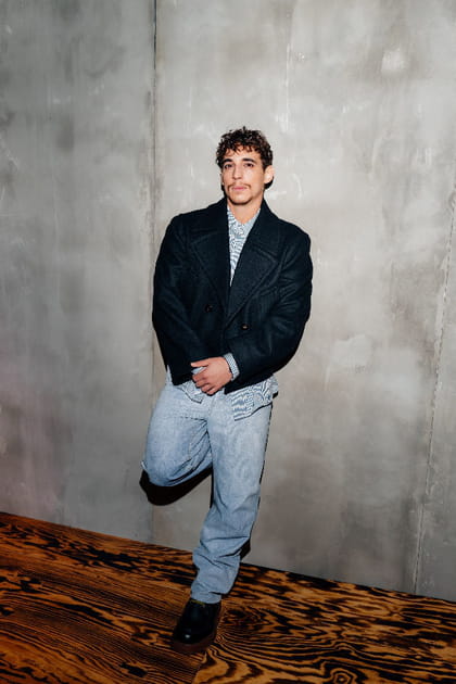 Miguel Herr&aacute;n en jean d&eacute;lav&eacute; et veste noire