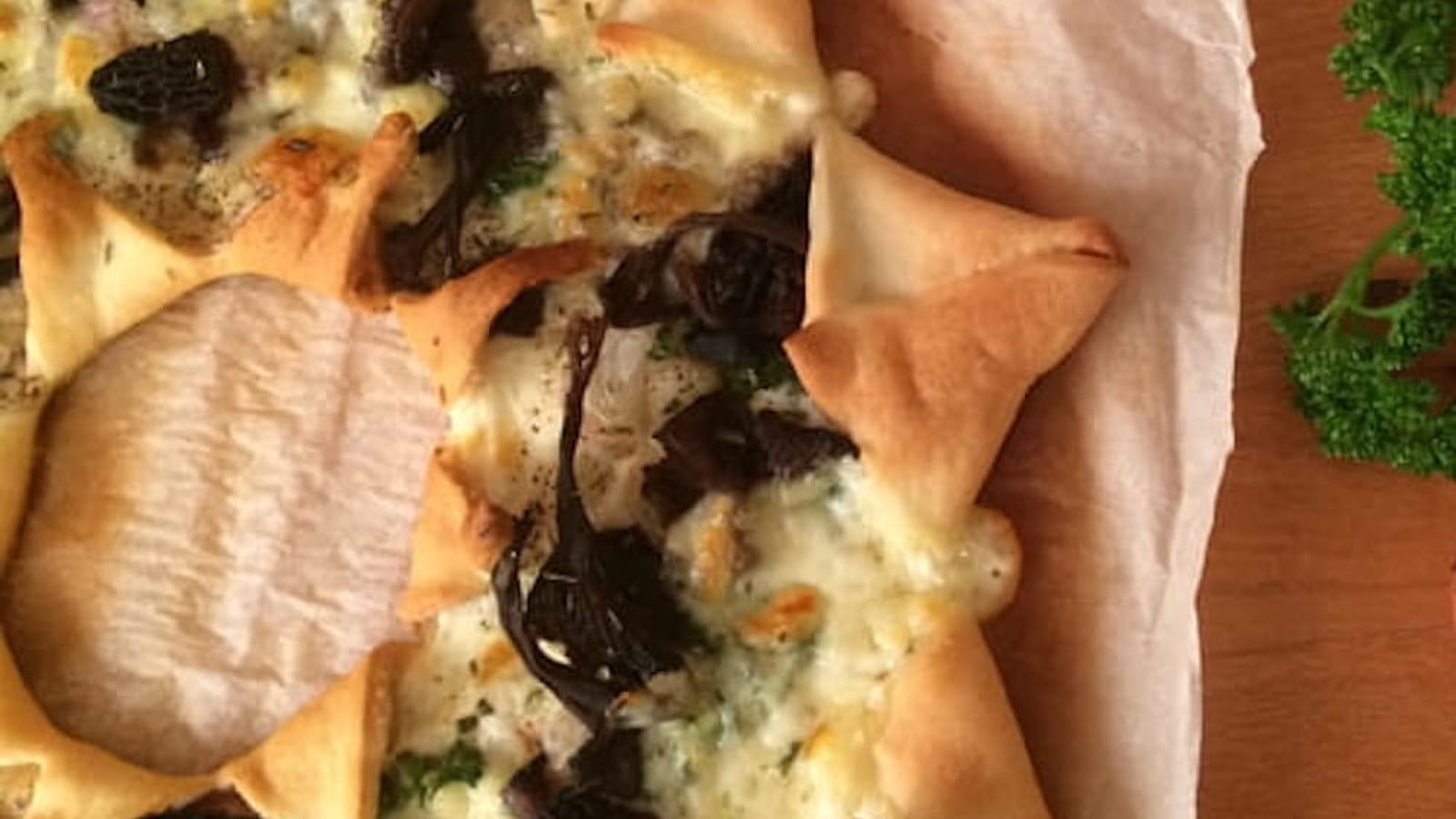 Pizza étoile forestière aux morilles et chanterelles