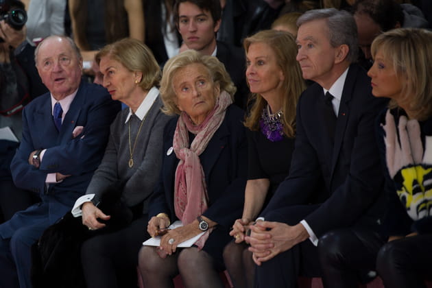 Bernadette Chirac et Bernard Arnault, concentrés au défilé Dior Couture
