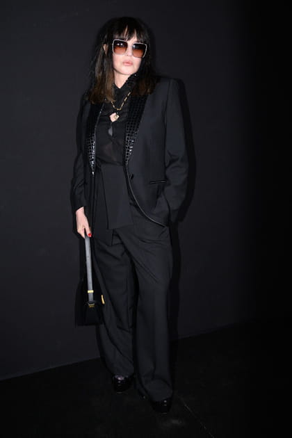 Isabelle Adjani en total look noir avec une veste de costume à effet croco