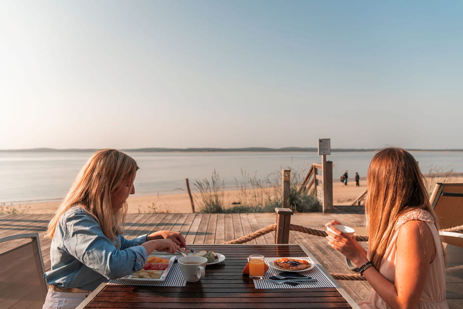 Sur la terrasse panoramique en bord de plage