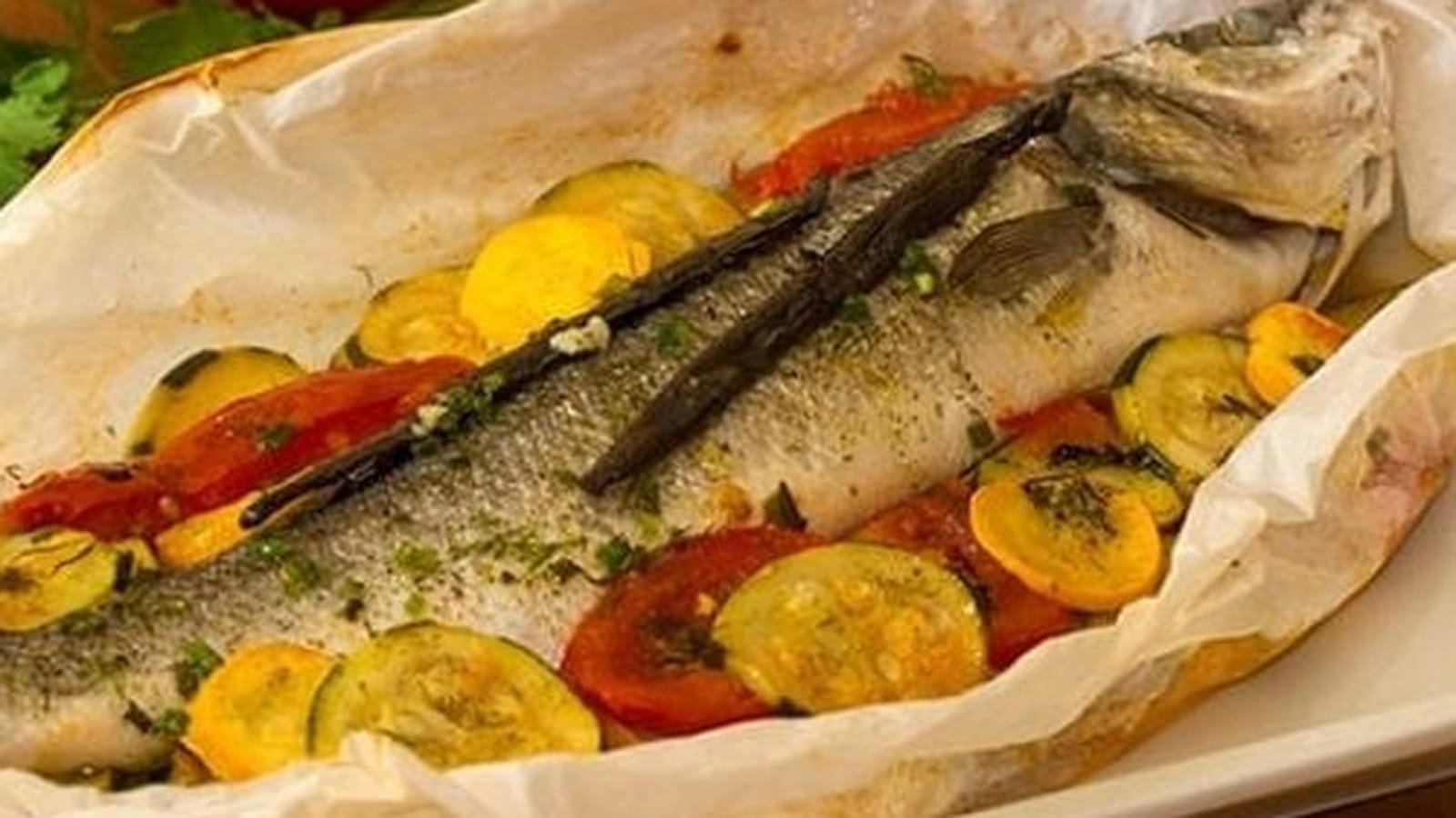 Bar en papillotte à la vanille, sauce coco et coriandre