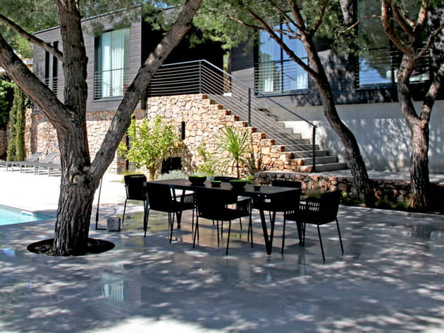 Pr&egrave;s de la piscine