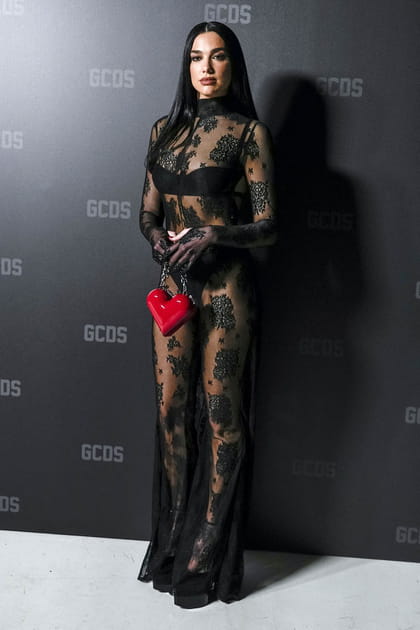 Dua Lipa en longue robe noire transparente en dentelle et mini sac &agrave; main en c&oelig;ur&nbsp;au d&eacute;fil&eacute; GCDS