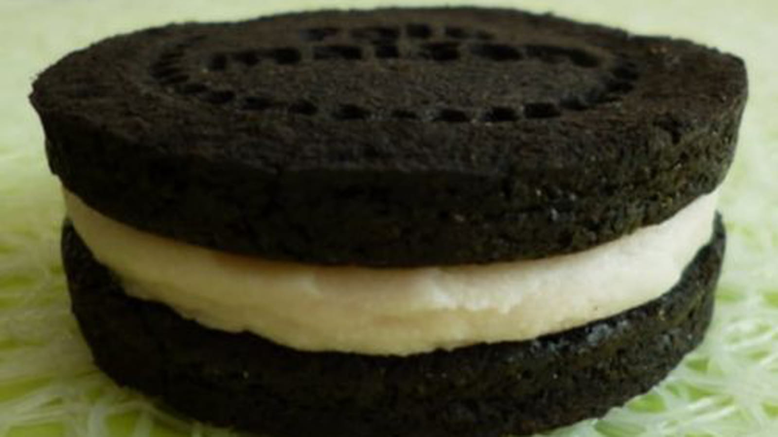 Oréo au cacao noir fourrés coco cookie cream, végan et sans gluten