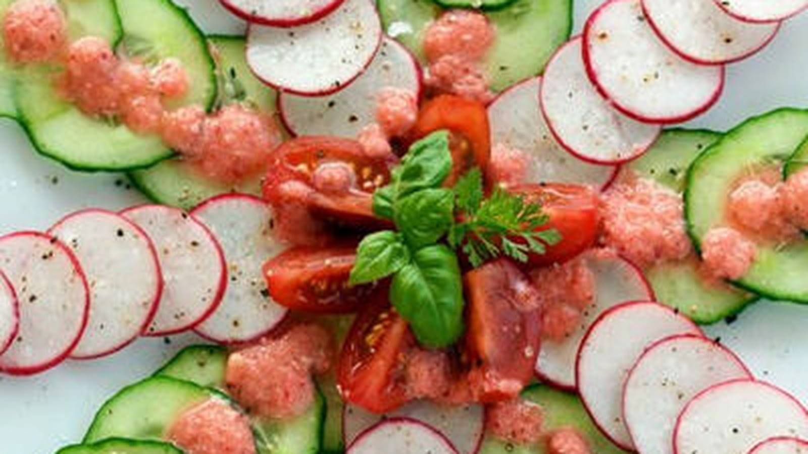 Carpaccio de radis et concombre vinaigrette rose