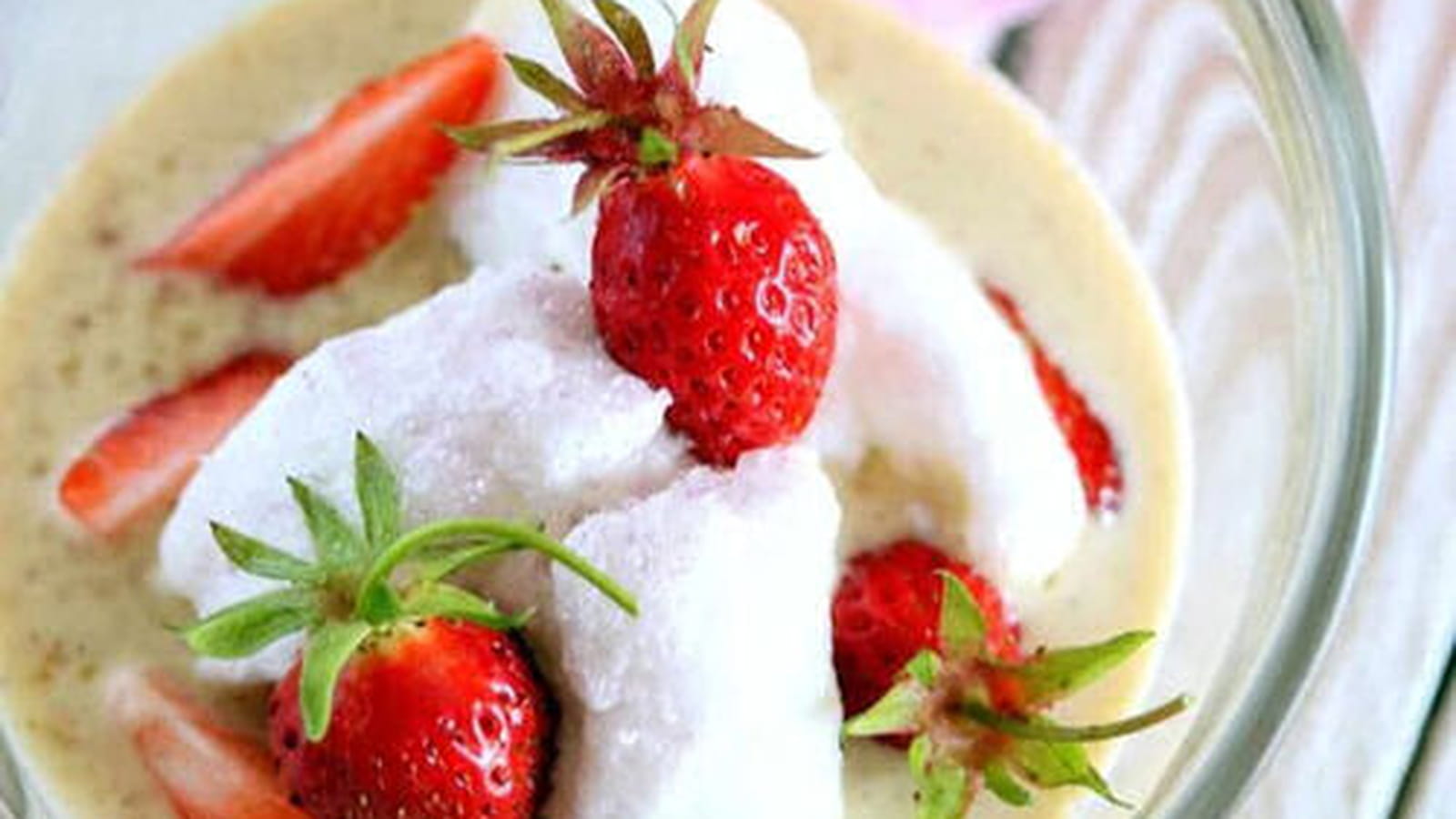 Crème anglaise végétale aux fraises façon île flottante