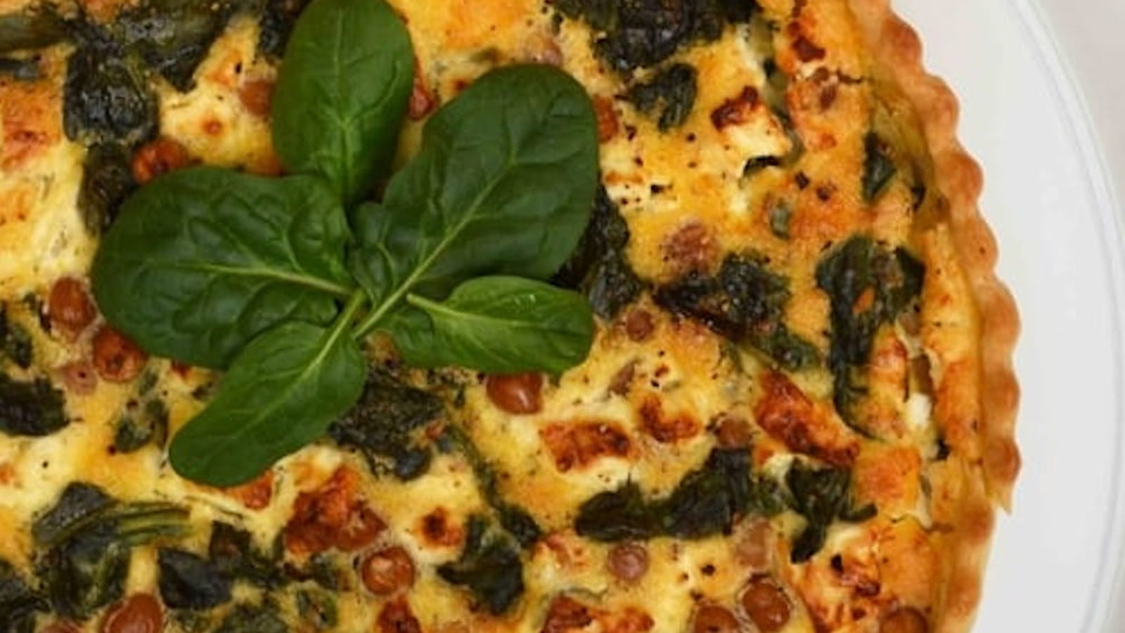 Quiche aux épinards, pois chiches et feta, épicée au curry