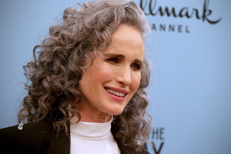 Le mi-long avec boucles vaporeuses d'Andie MacDowell
