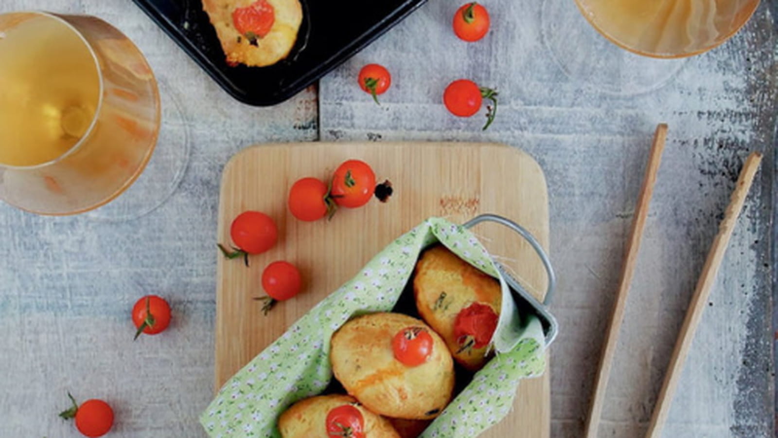 Madeleines au parmesan, tomates et basilic
