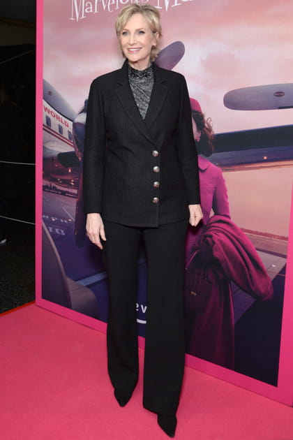 Jane Lynch en ensemble noir