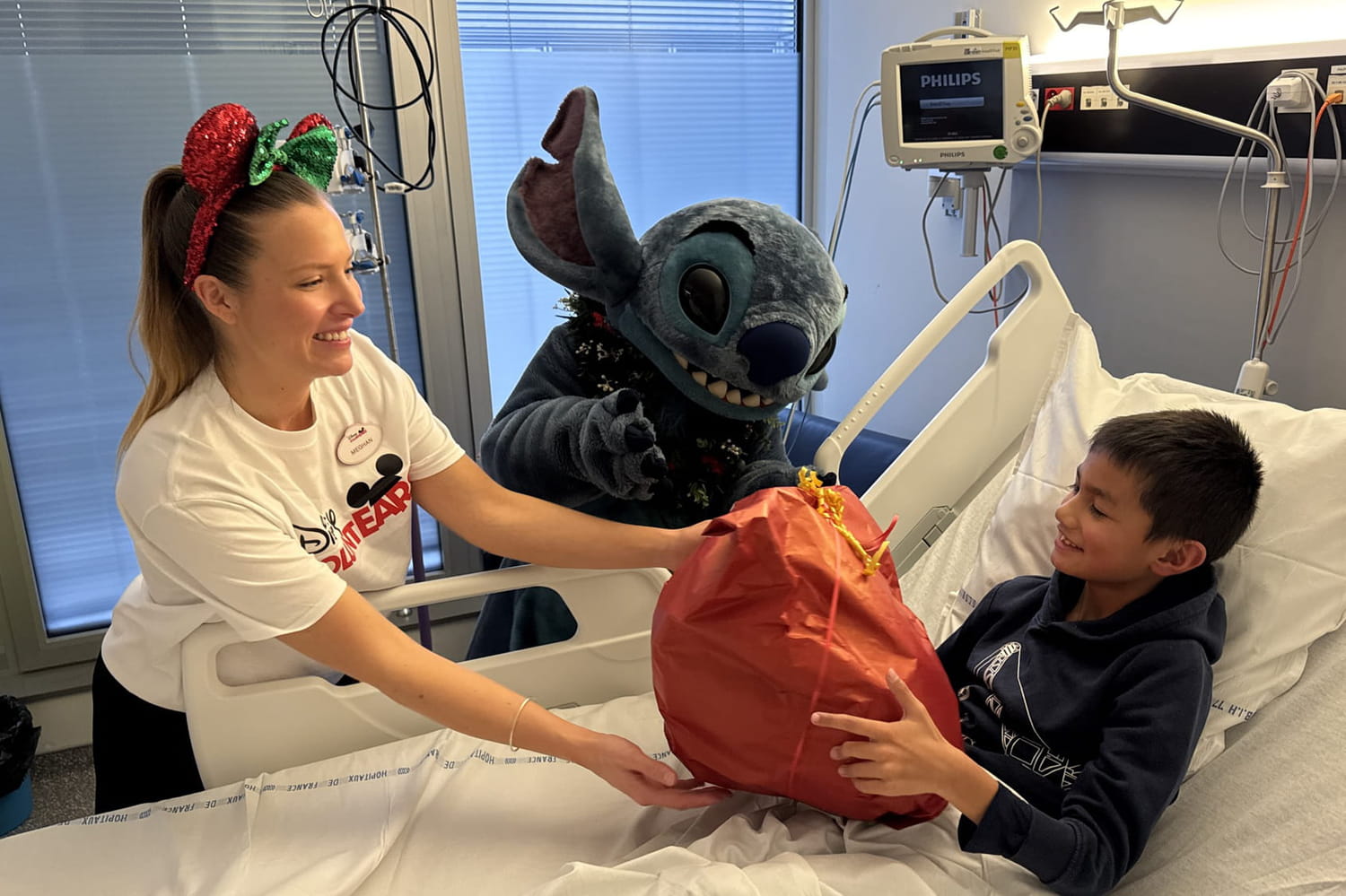 we distributed gifts with Mickey and Stitch to hospitalized children we distributed gifts with Mickey and Stitch to hospitalized children