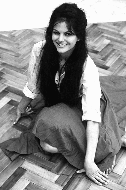 Claudia Cardinale en jupe longue et chemisier blanc
