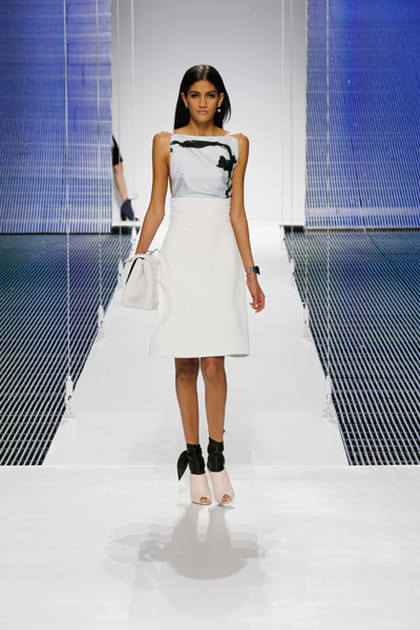 D&eacute;fil&eacute; Cruise 2015 : le haut imprim&eacute; "noeud Dior" sur jupe taille haute