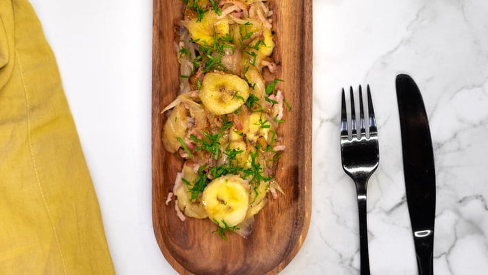 Bananes sautées, oignons, persil et lard