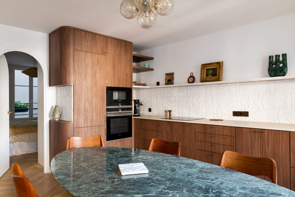 Apr&egrave;s&nbsp;: une table &agrave; manger chic int&eacute;gr&eacute;e dans la pi&egrave;ce de vie