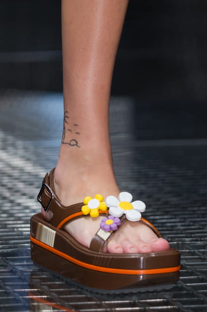 Les sandales &agrave; fleurs en plastique du d&eacute;fil&eacute; Prada