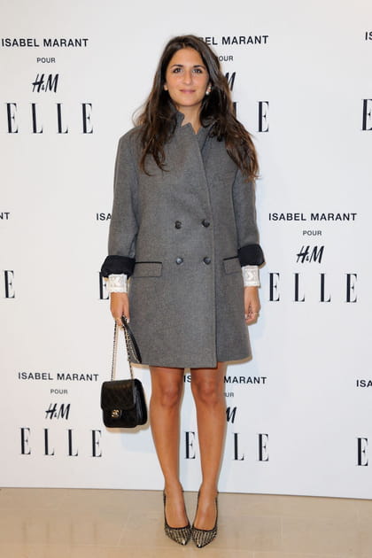 G&eacute;raldine&nbsp;Nakache en manteau gris ferm&eacute; &agrave; double boutonnage et sac &agrave; main matelass&eacute;&nbsp;Chanel