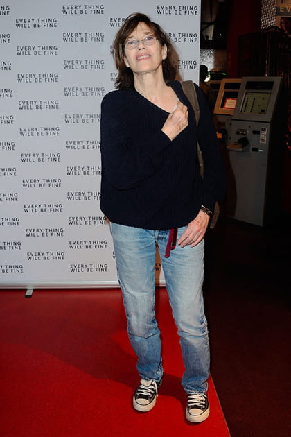 Jane Birkin en jean et baskets Converse