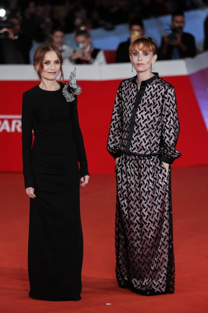 Isabelle Huppert en longue robe noire et Lolita Chammah en ensemble graphique