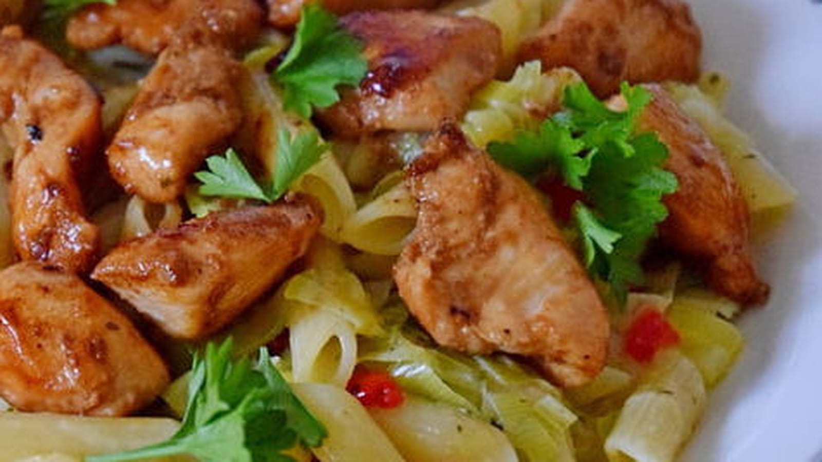 Poulet accompagné de poireaux au lait de coco et curry